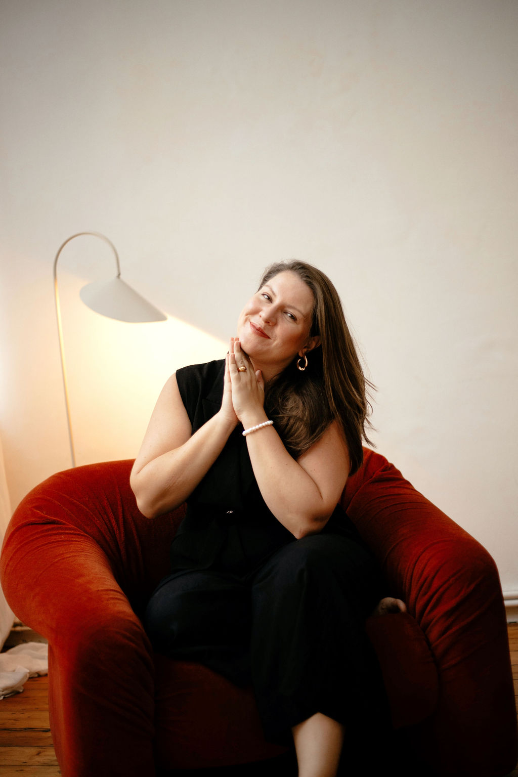 Katia in de zetel met haar handen voor haar